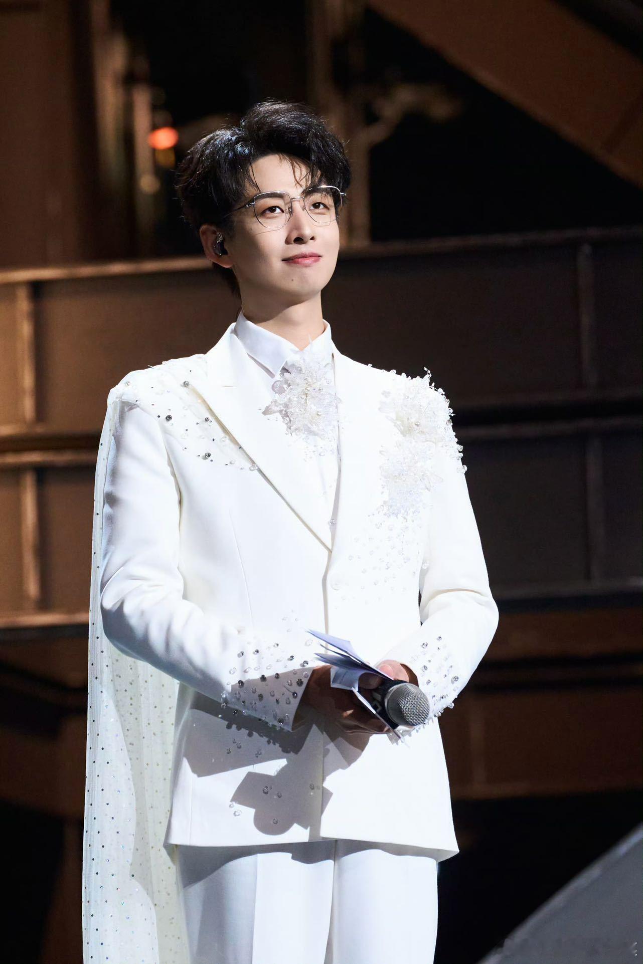 齐思钧再获年度优秀主持人 谁没为他的进步喝彩！去年拿奖就觉得惊艳，今年再续佳绩，