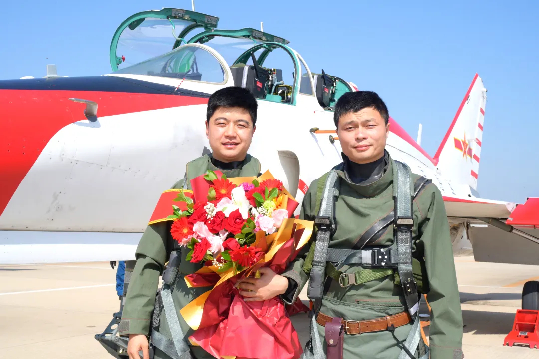 每天认识一件兵器都是海山鹰改进型，绿油油的新型衍射平显。 