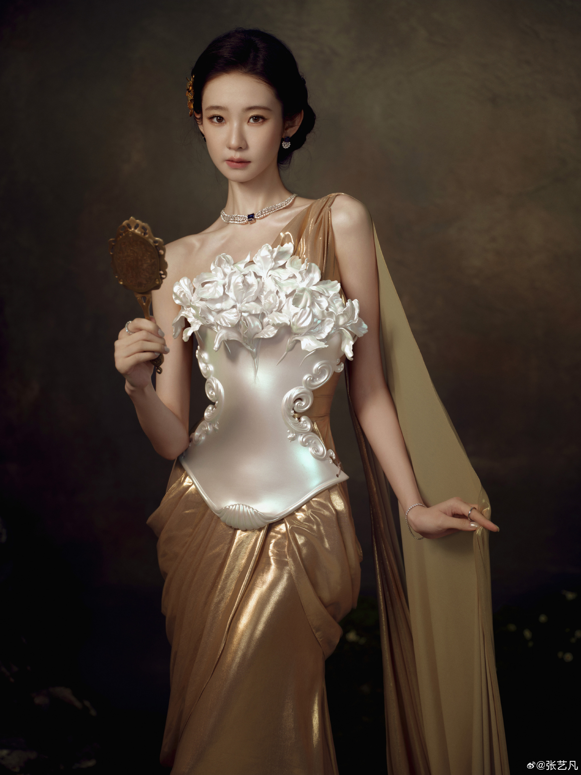 张艺凡 油画里的希腊神女张艺凡神女降临人间都让让，油画里的希腊神女降临人间了美得