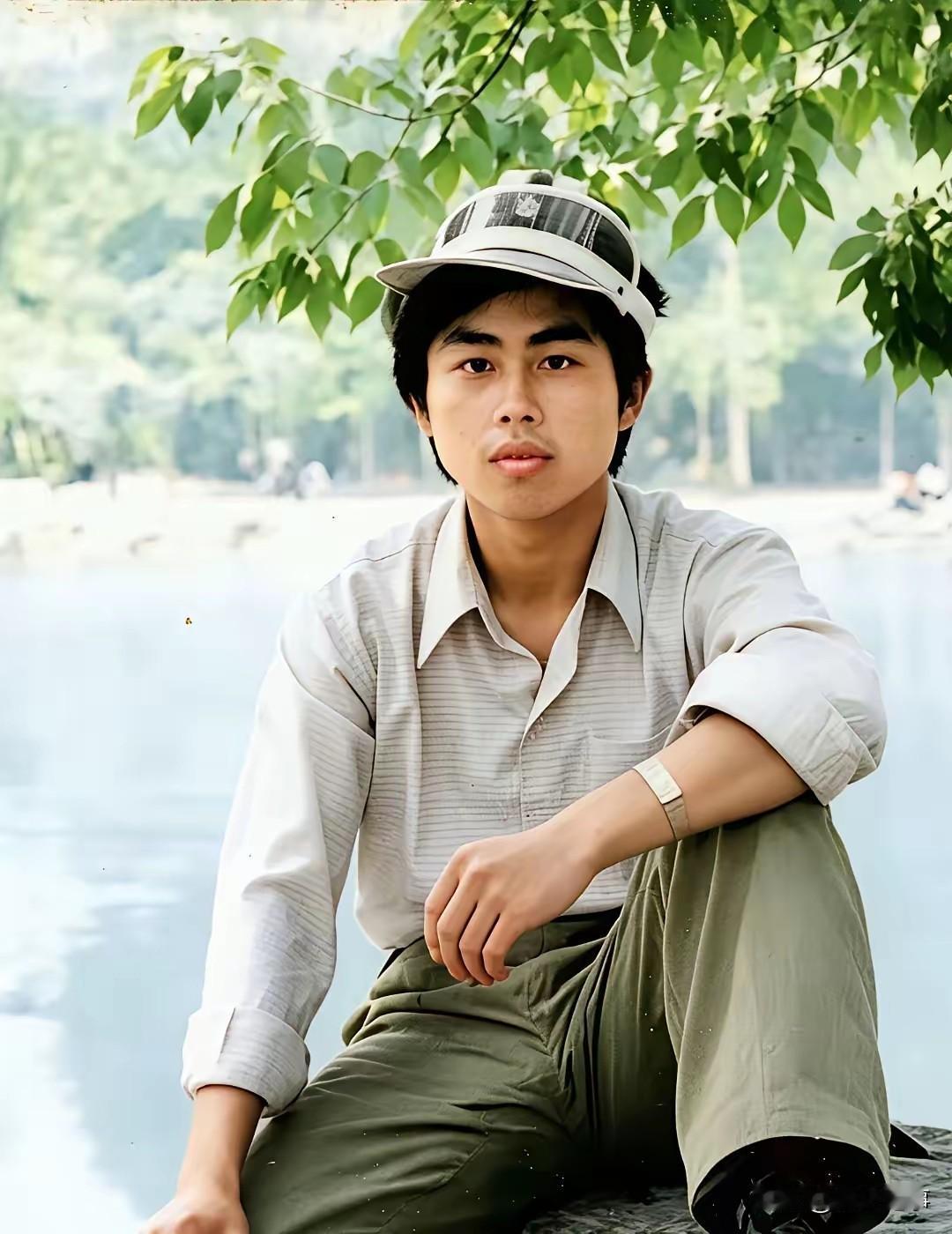 诗人海子留影，由他的北大校友、唐师曾拍摄。镜头下，海子头戴休闲便帽，简约的条纹上