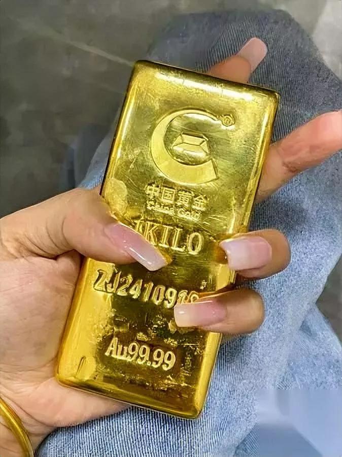 黄金闪崩！

刚破千就跳水，30块蒸发。

我昨天差点在1003冲进去，结果网络