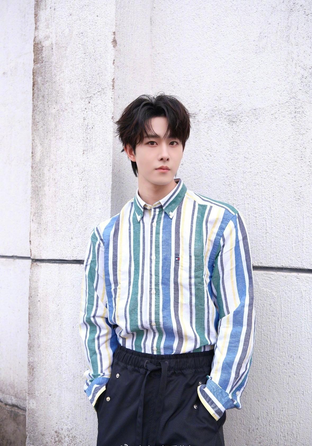 @田嘉瑞6 身着彩色条纹衬衫开启城市漫步模式。条纹元素碰撞春日活力，轻松营造美式