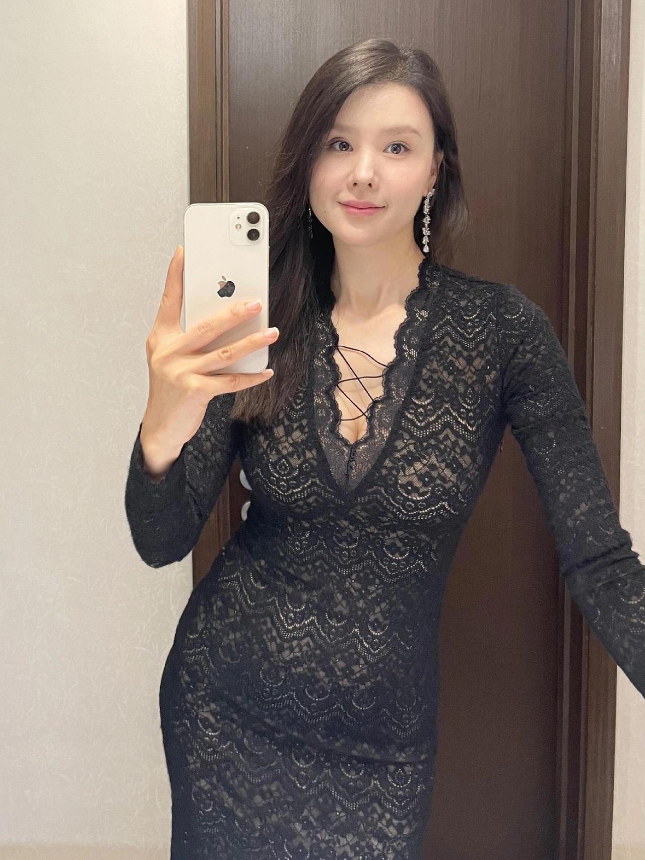 漂亮能靠医美堆出来，
花钱就能搞定，
但气质真的买不来。
它藏在读过的书、走过的