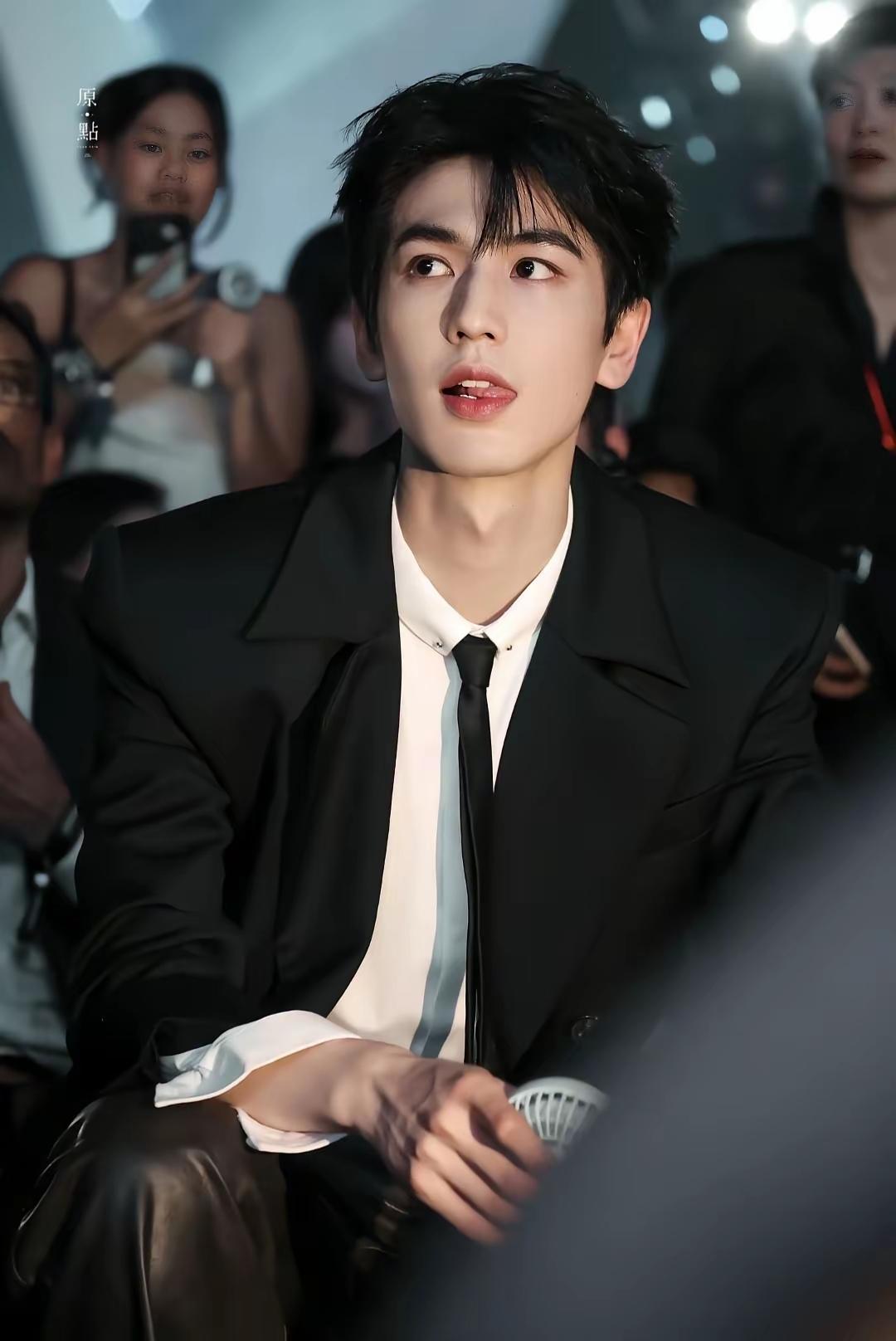 我跟娃儿爹说：
“你闺女迷上了一个男人，手机壳和屏保都是他。”
我老公瞧了一眼，