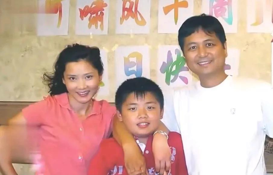 何赛飞老公挺帅的

他儿子也是虎头虎脑

感觉长得像爸爸更多点

幸福的一家人