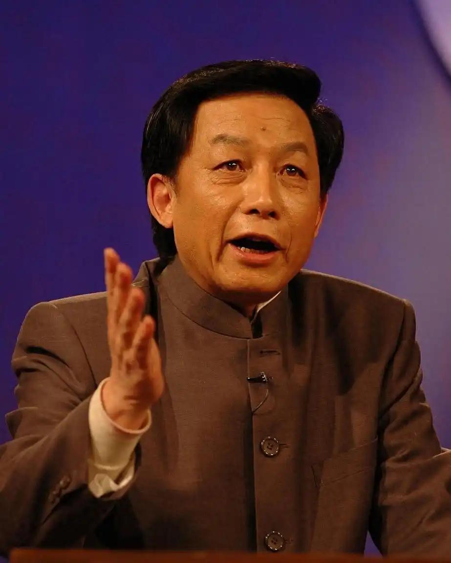 易中天啥都不懂，对西方爱到骨子里，对中国文化恨到骨子里。
所以他喜欢把三国演义和