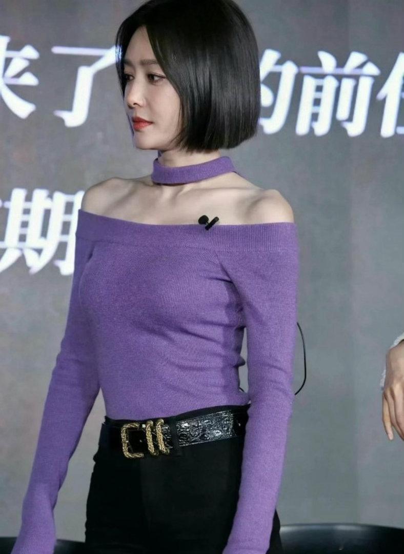 秦岚为什么要在牛仔裤里套上黑丝袜啊？ ​​​