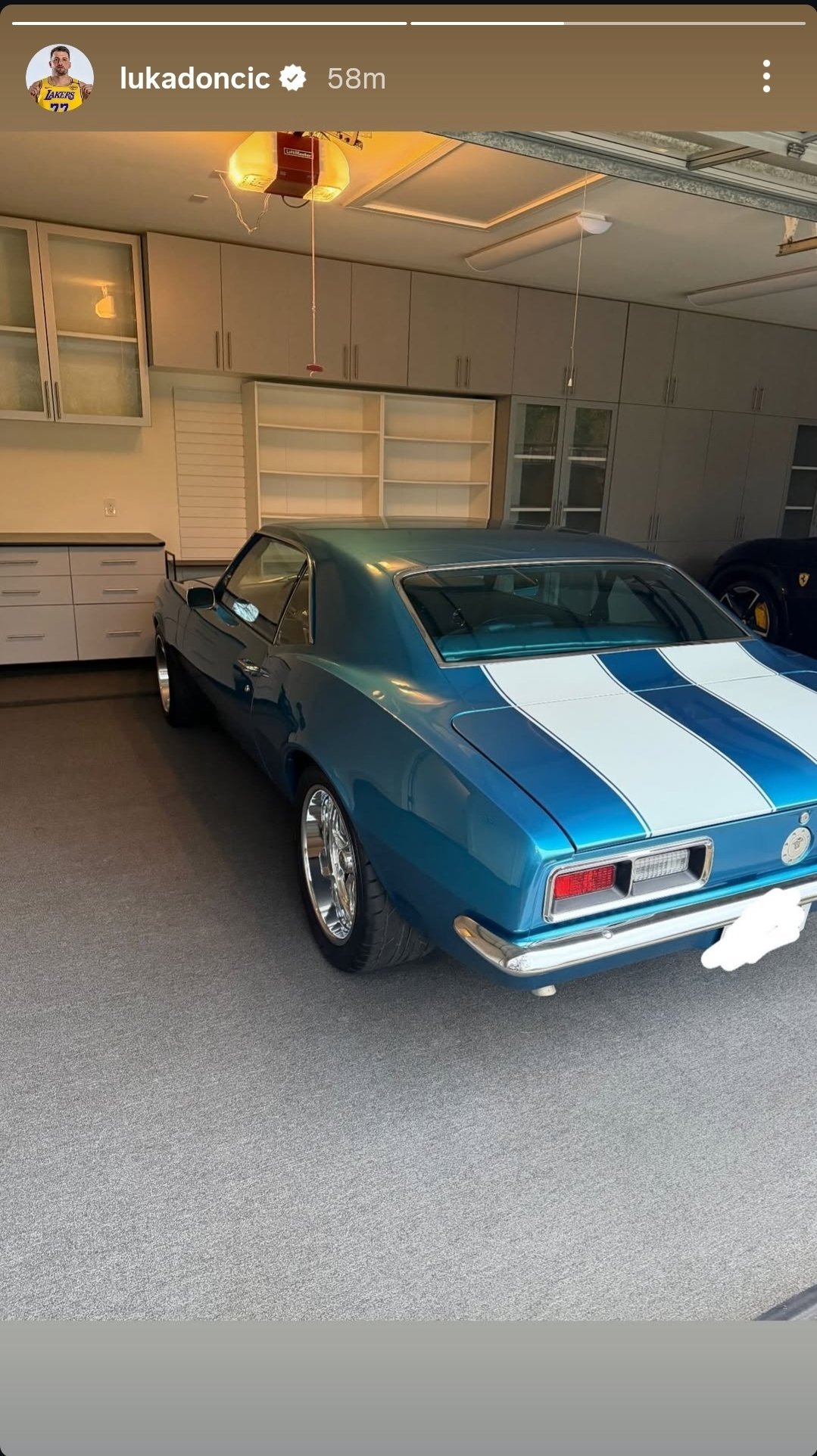 77已经回到了他在达拉斯的家里秀了一把他的1967 Chevrolet Cama