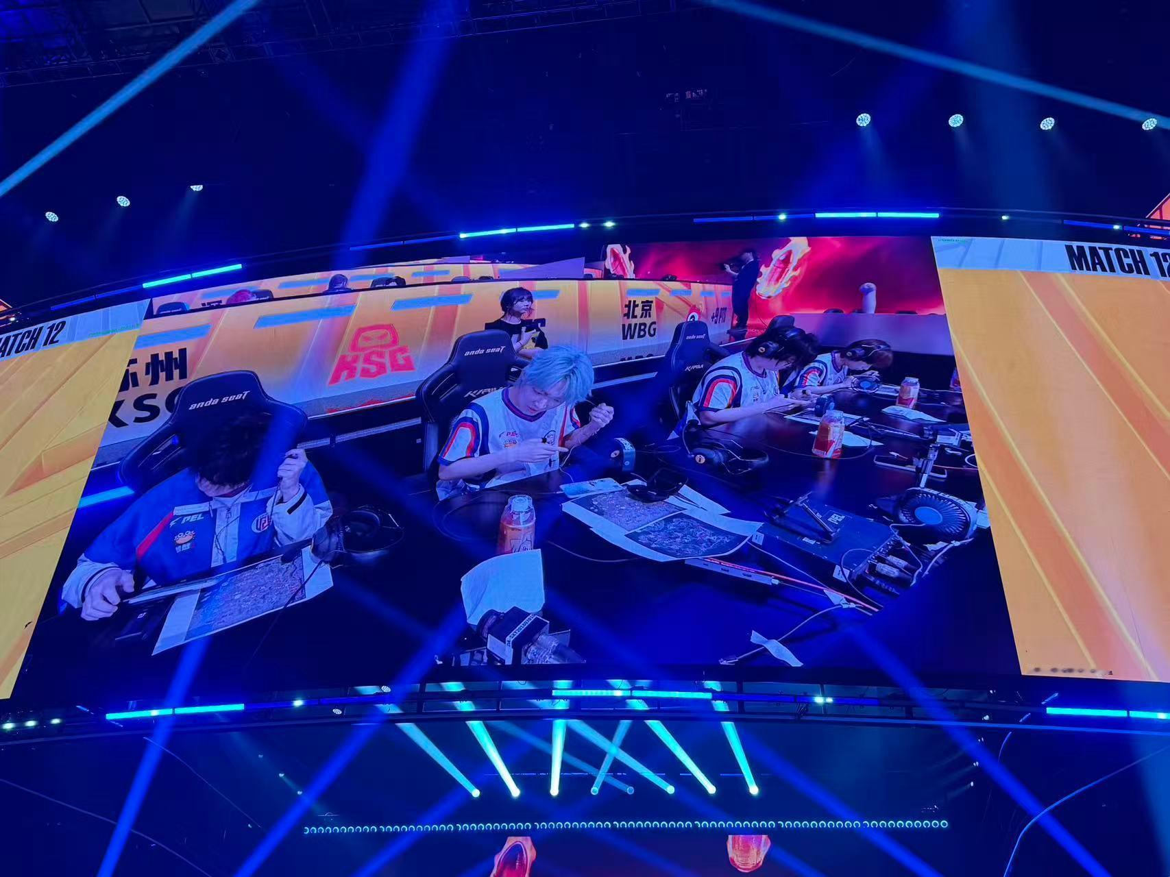 LGD吃鸡的风吹到了星城风吹星城，战鸣赛场。LGD踏春而来锐气全开，枪火交锋尽显