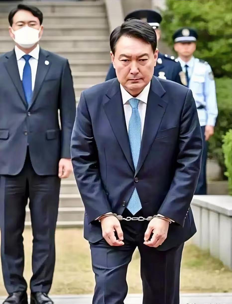 尹锡悦被重判无期徒刑，并不是因为反华或者朝韩危机，而是他破坏了韩国的政治体制，韩