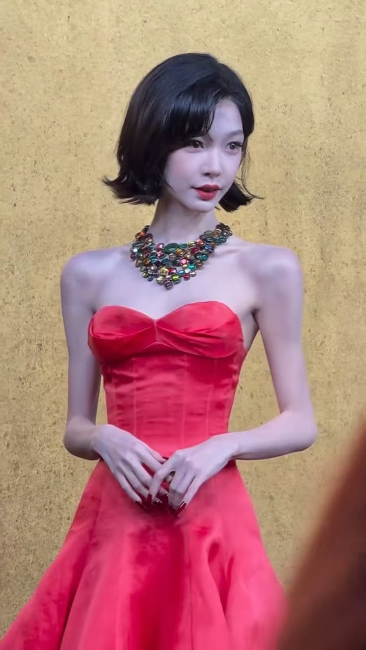 易梦玲咋成这样了，我都没认出来，以为哪新人。这个直角肩也特别不自然，她之前不该勇