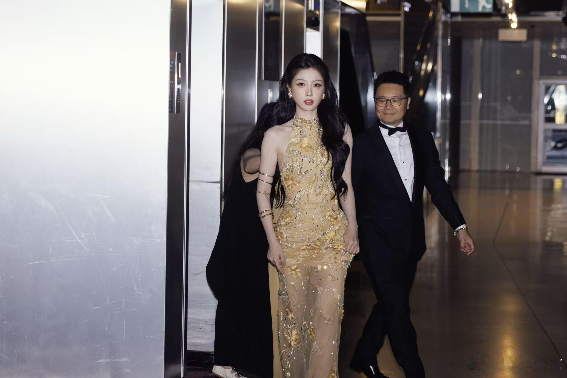 虞书欣对新歌的感悟虞书欣两套戛纳礼服各有韵味，金裙刺绣华丽，蓝裙科幻前卫。带着新