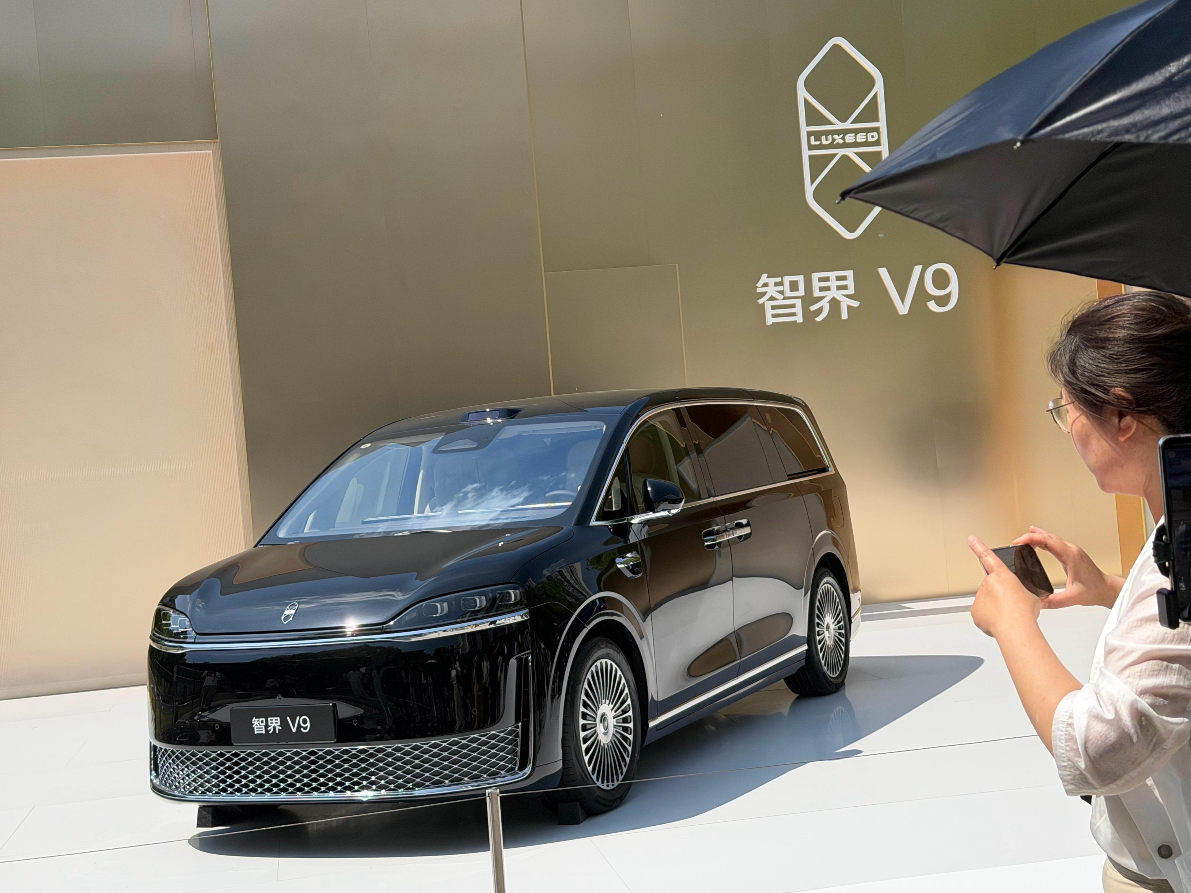 来了来了，智界V9发布会现场已就位不愧是鸿蒙智行首款 MPV，实车更帅更有气场鸿