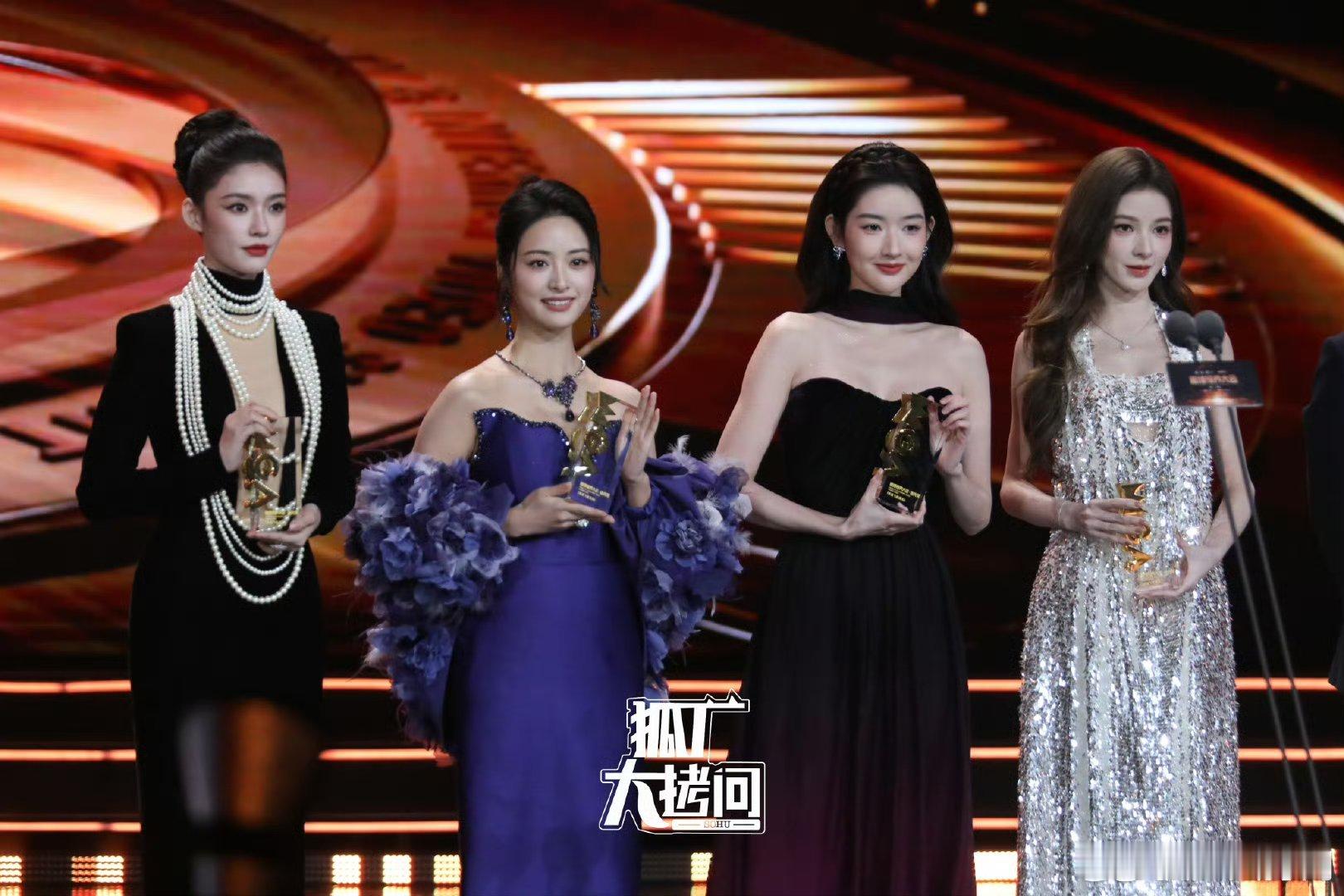 这真的太虐了[泪奔]谁安排的这四个同框最矮最敦脸最大还最黑[允悲]幸好王姐发型眼