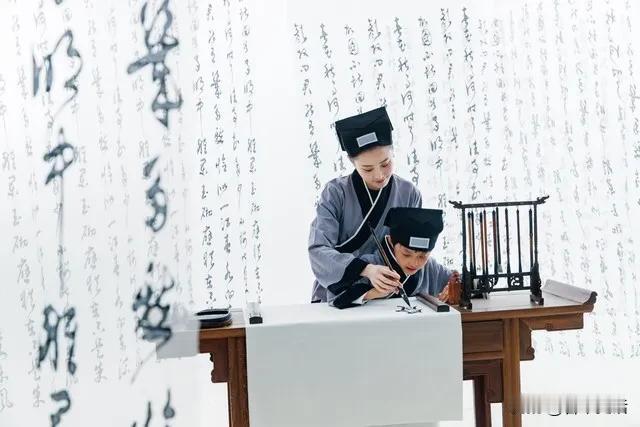 “自古”与“从来”时间跨度相对，展现长久以来的情况。“佳人”对“才子”，是传统中