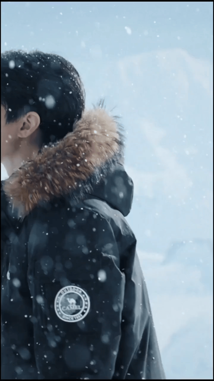 #王俊凯代言骆驼#雪地里玩雪的小兔子好可爱好快乐，我也想和宝贝打雪仗#王俊凯骆驼