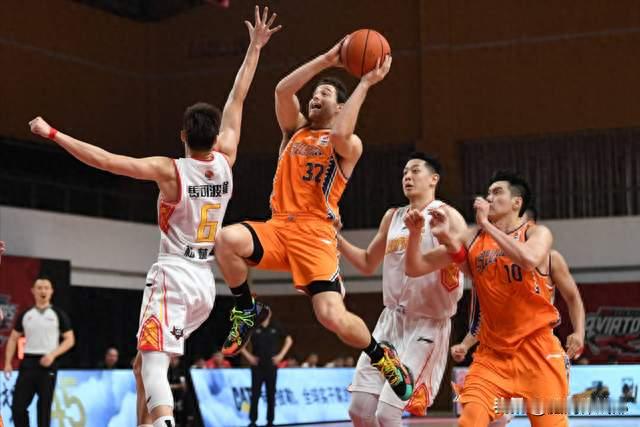 拉塞尔迎来CBA首秀砍下21+4！与王哲林联手拿下赛季开门红