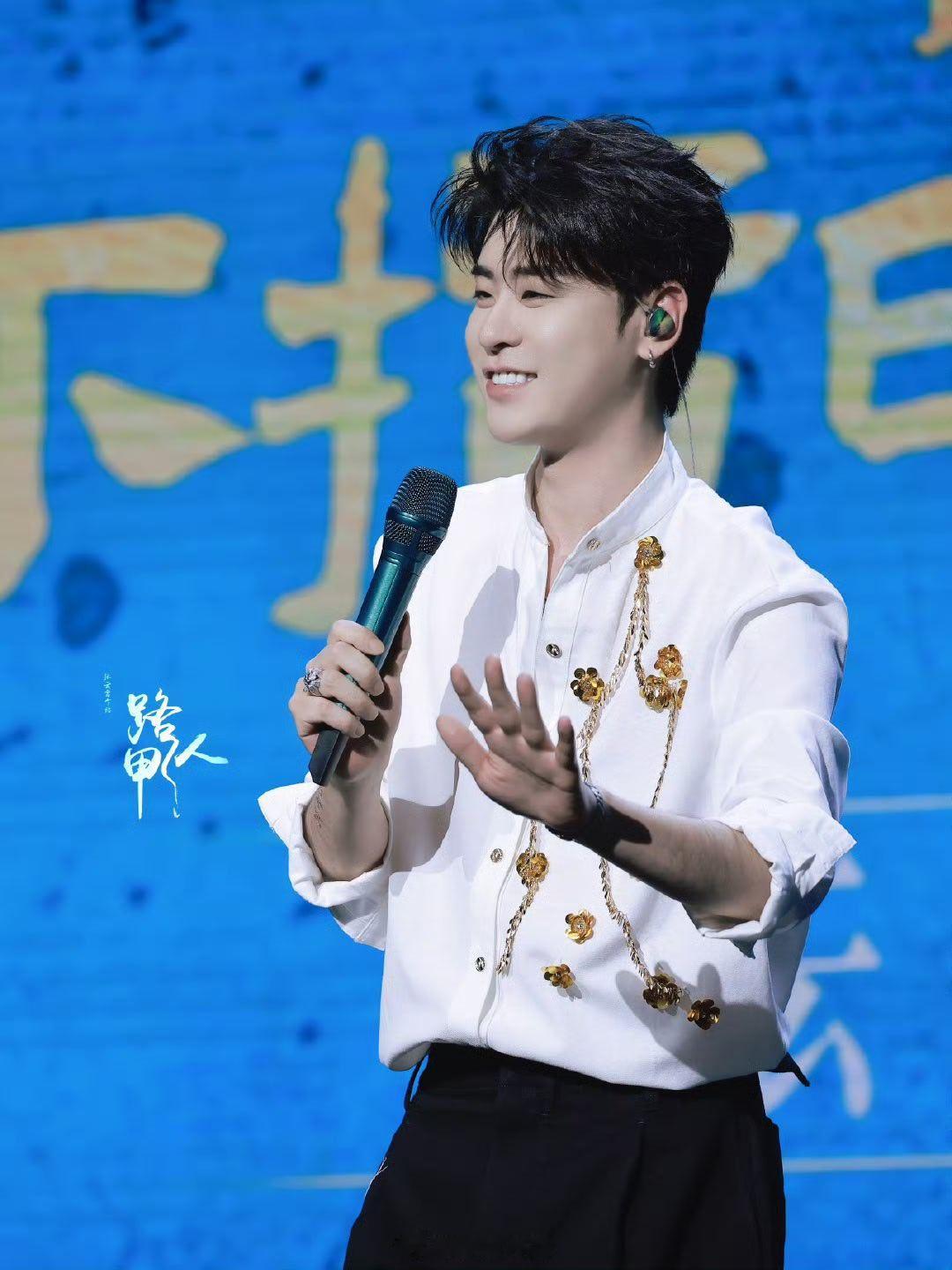 张云雷      今天特别开心  主要是这是本周最后一个工作日了    明天后天