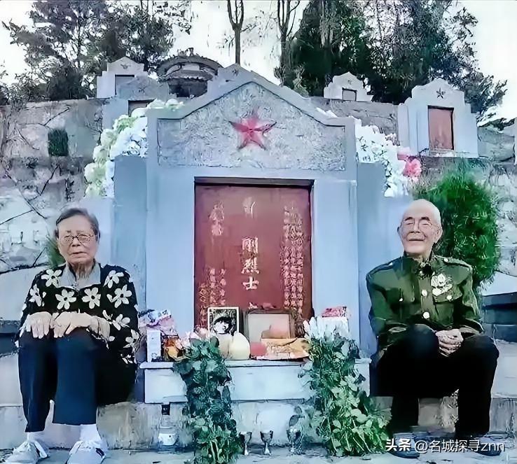 泪目了！2022年，两位老人感觉去日无多，趁有生之年千里迢迢来到儿子的墓前，他们