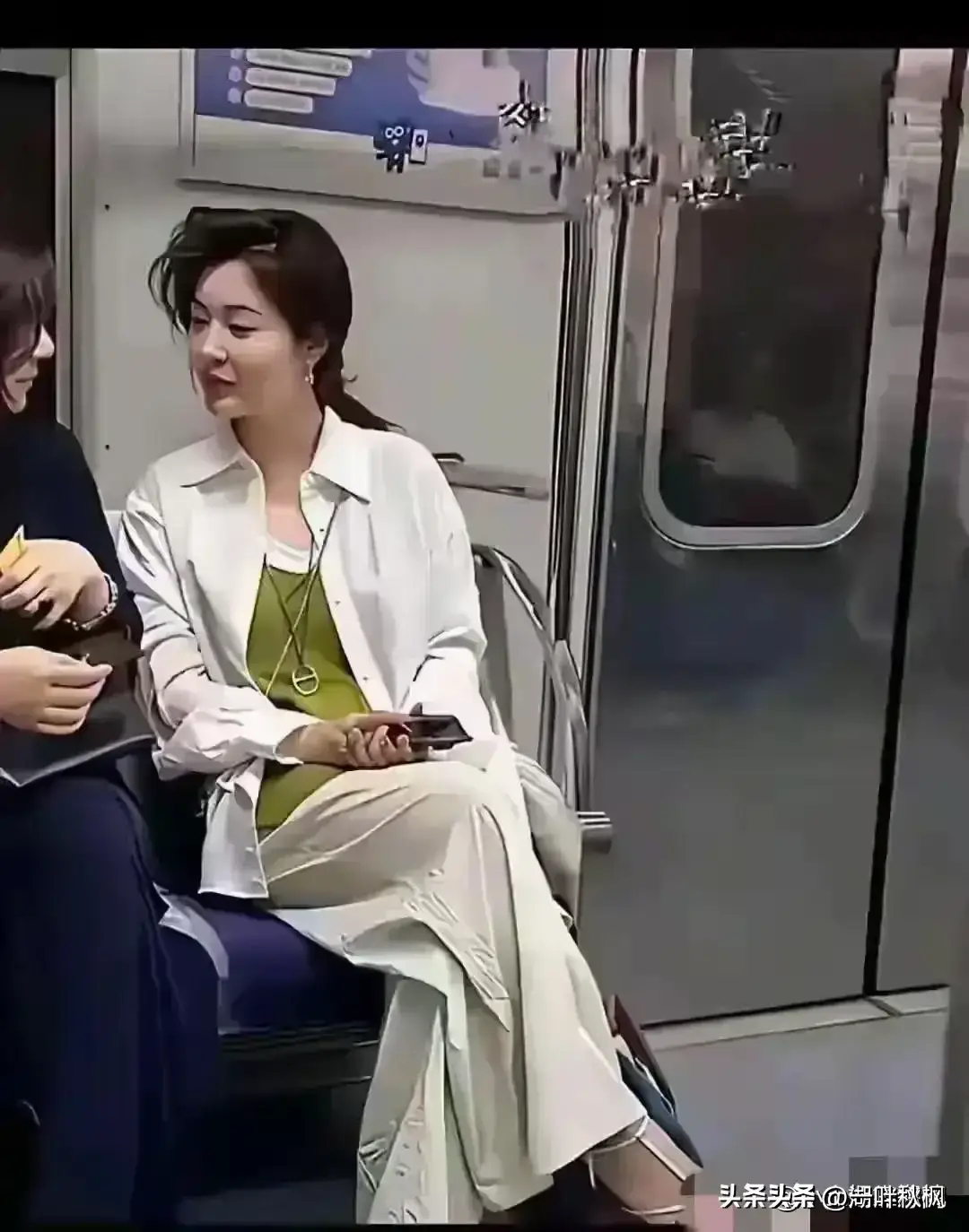 地铁里遇到一位干净的阿姨，我相信她年轻的时候追求的人肯定很多 