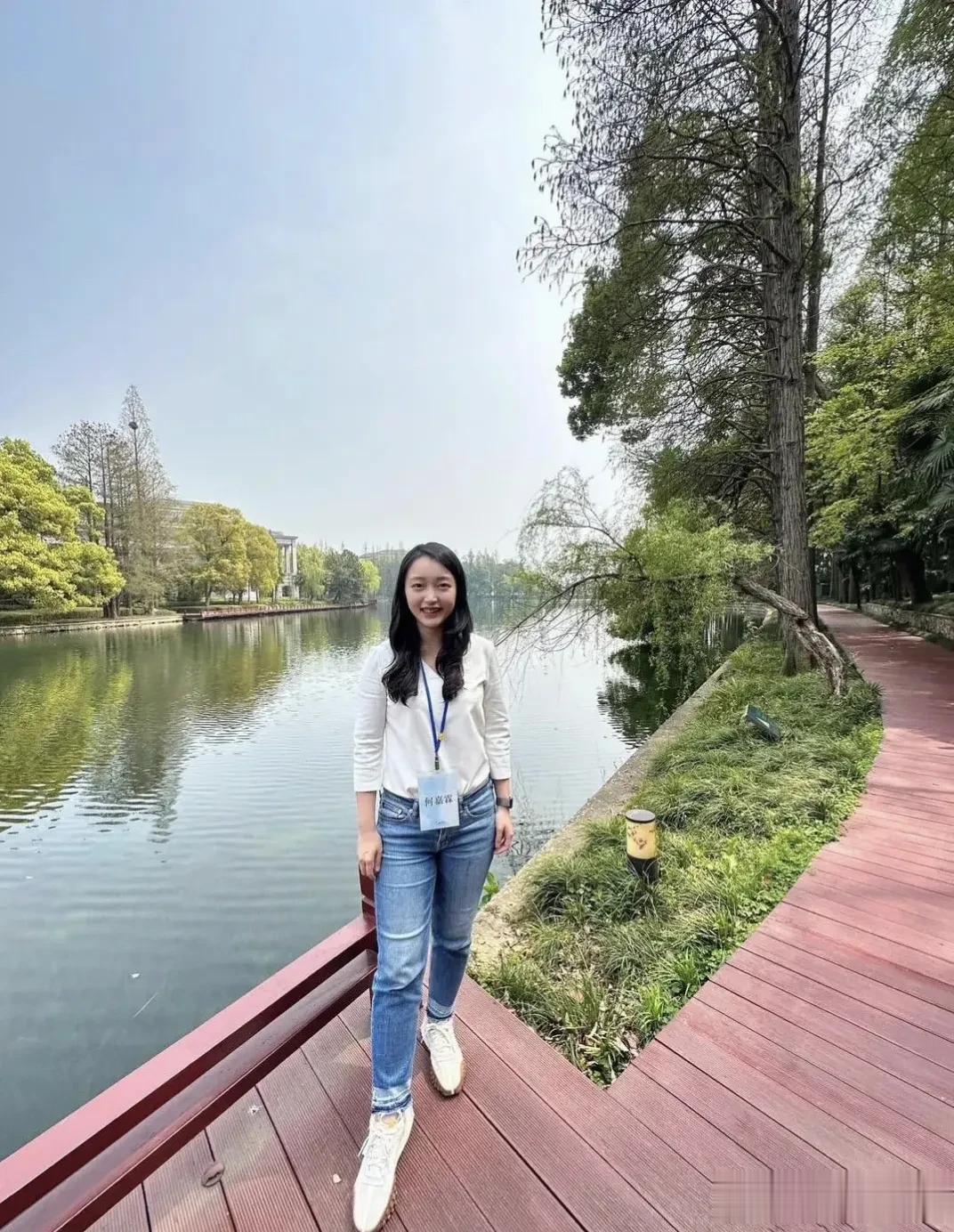 这是台湾青年学子随同马英九访问大陆，到访重庆写下的——山城水色，8D重情，观游记