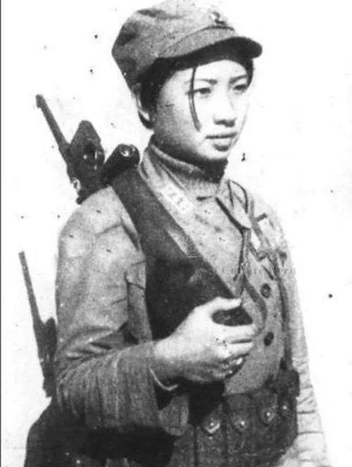 1941年，女兵银金花在一次和日本的会战中，发现阵地上就剩下自己一个人了，枪也没