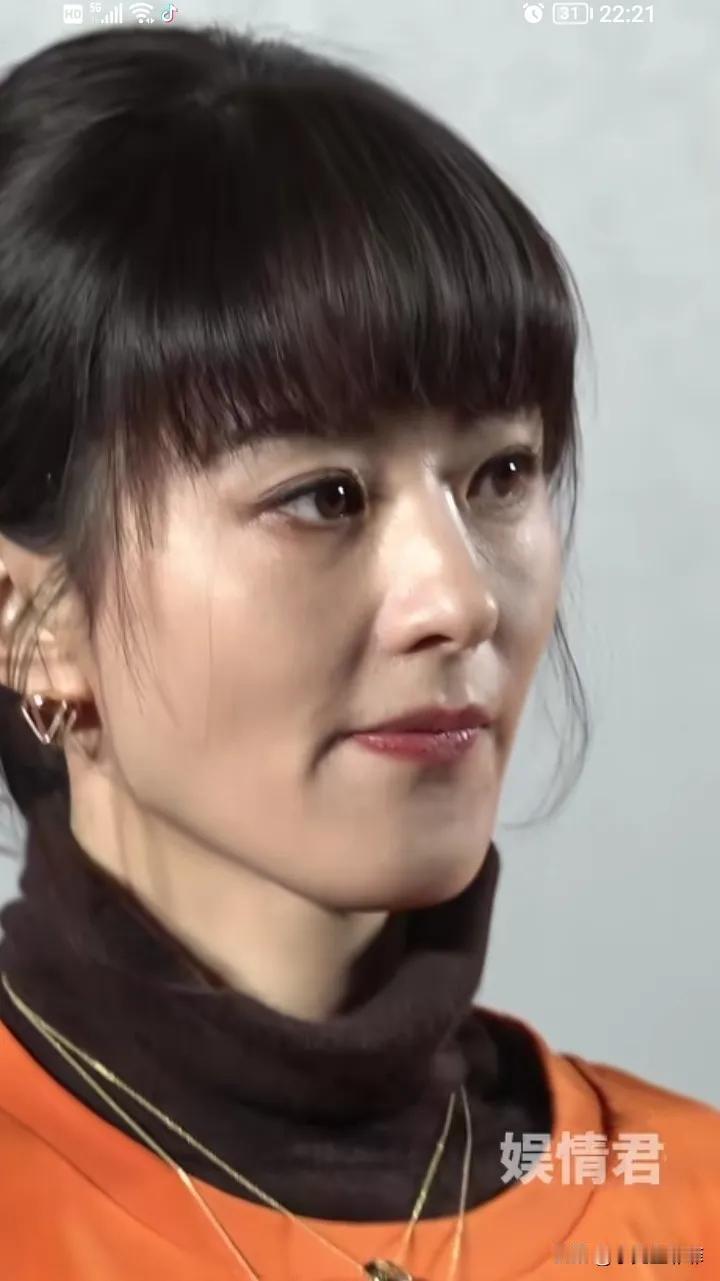 赵丽颖仿佛刹那间就显老了，或许是瘦了的缘故吧！感觉她连面相都有了改变。
从前她那