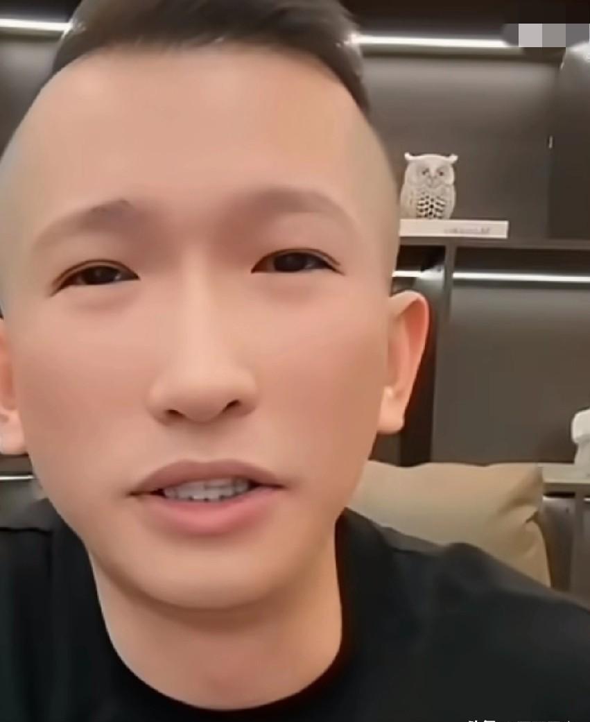 驴姐那句“叫你姐是看你老弟面子”，话音还没落，狗磊脸色就变了。
其实前面驴姐叨叨
