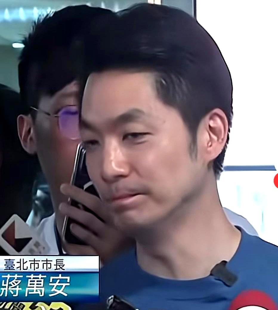 蒋万安这表态，看着真让人心里发凉。
蔡康永坐第一排的底气，怕是就来自这些人的“自