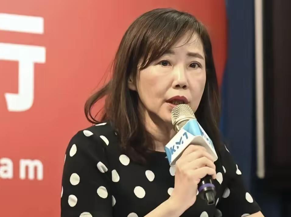 尹乃菁真不简单！
日前，前“文传会主委”尹乃菁辞职后，接受岛内媒体专访，这是她离