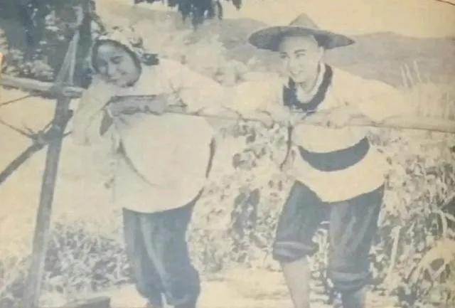 祥林嫂也有幸福的时光
范瑞娟演的祥林很阳光，活脱脱一个农村少年