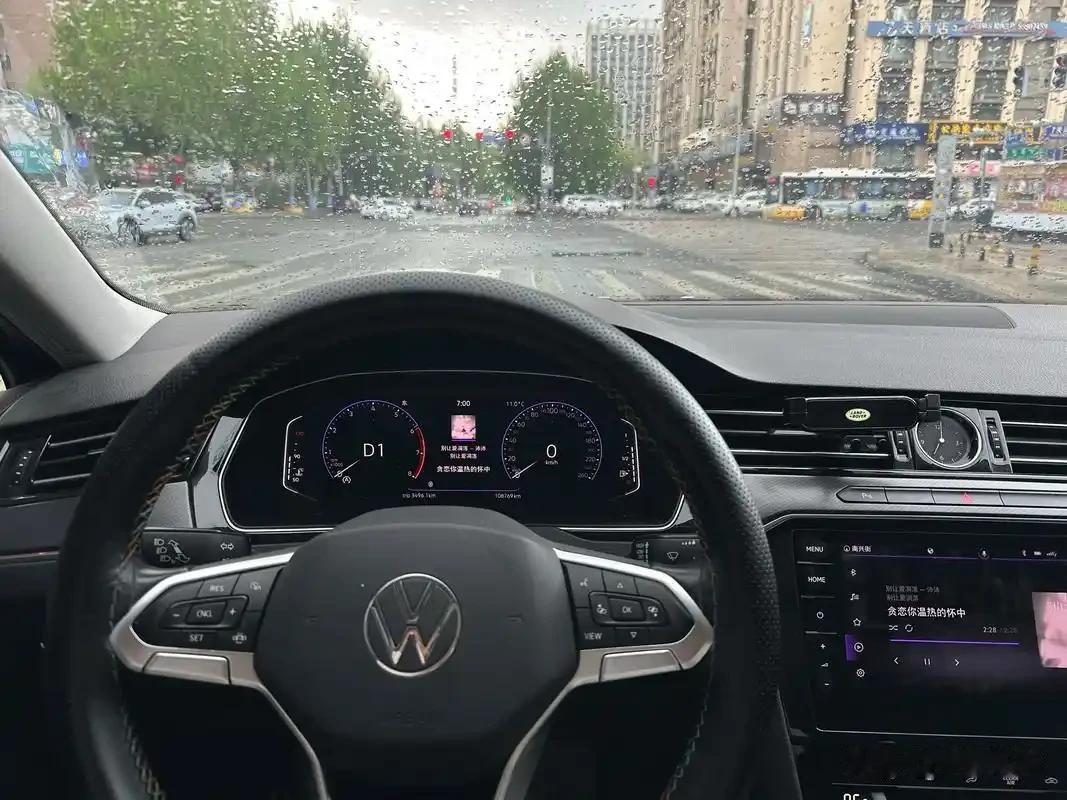 在网络上迈腾这款车什么也不是，现实中看就知道迈腾不错，别的不说就说迈腾380的驾