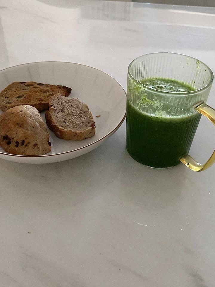 记录这简单的日常

早上五点多醒来，再睡不着。

索性就起来吧，出去走走～

小