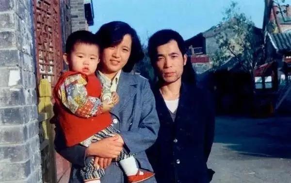 1981 年，梁晓声经人介绍与北京姑娘焦丹相亲，谁知一见面梁晓声就对焦丹说：“我