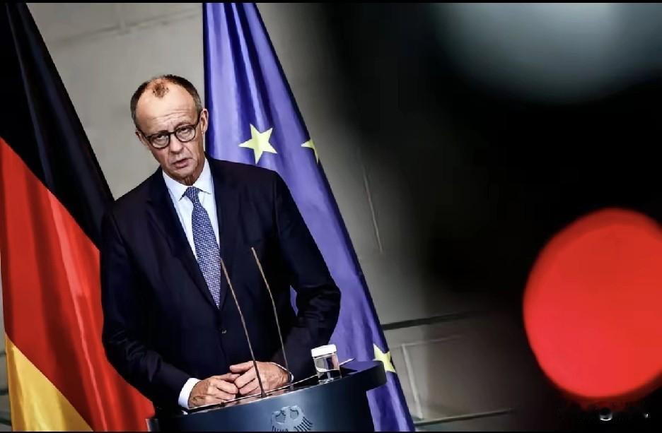 彻底决裂了！
德国总理默茨近日公开表示，绝不会允许由中方生产的组件进入德国未来的