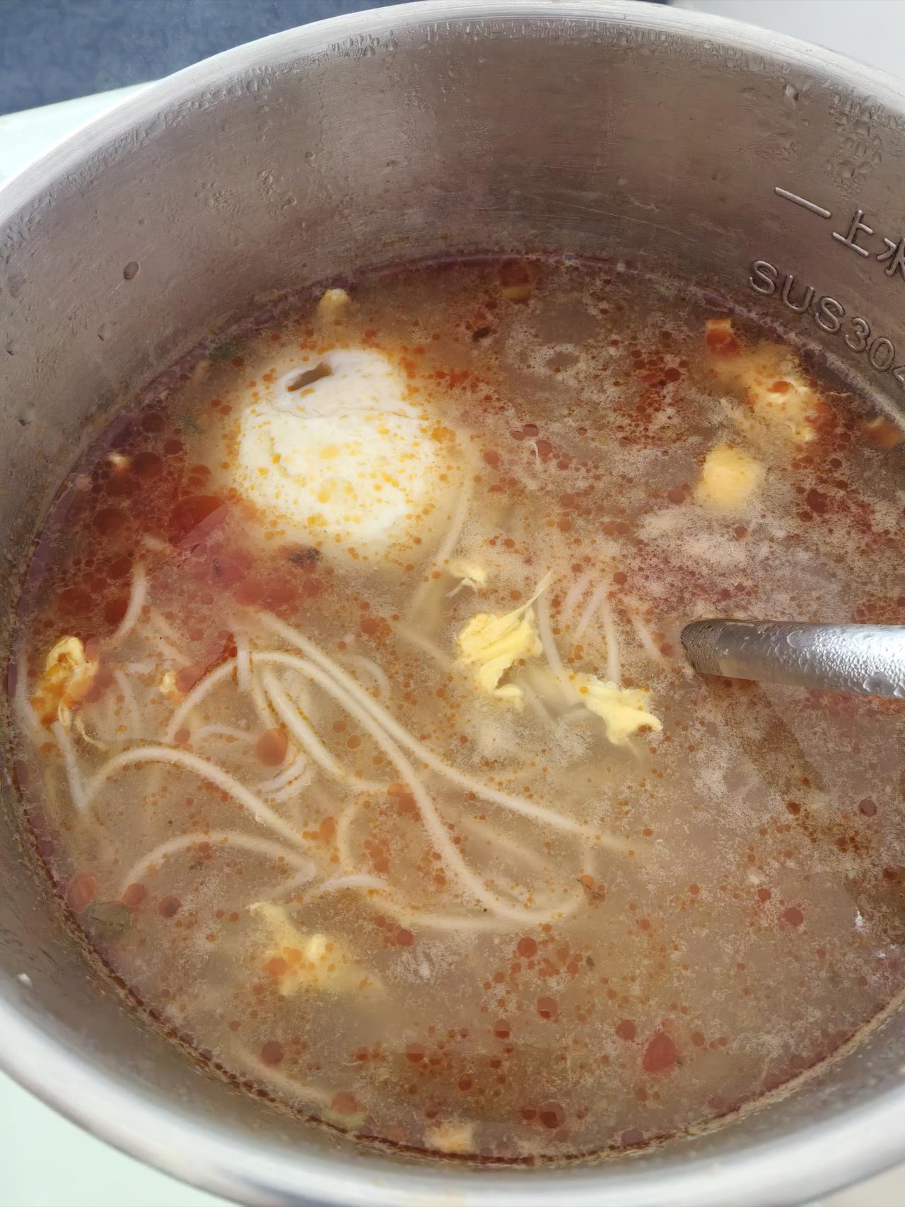 《素食斋》之八
最近工作比较忙，素食主义不能忘。
鸡蛋面条加青菜，饭后水果造起来