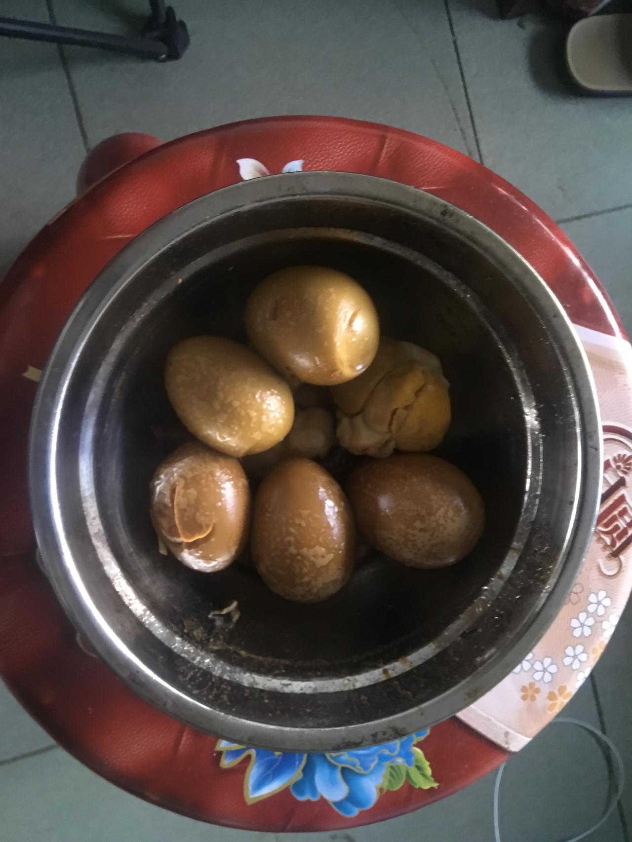 卤的鸡蛋加牛肉，坏消息是有点咸（超级咸，我上一次卤的很好