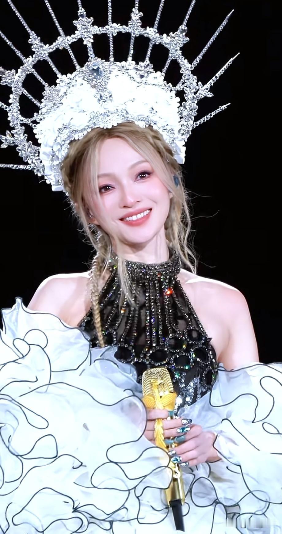 谁懂！张韶涵这身造型封神，仿佛把全世界最美的华服穿在了身上
 
提起张韶涵，永远