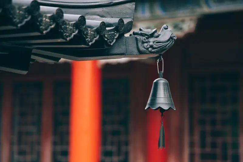 上联:清晨闻鸟叫，邀下联:寺中听钟声