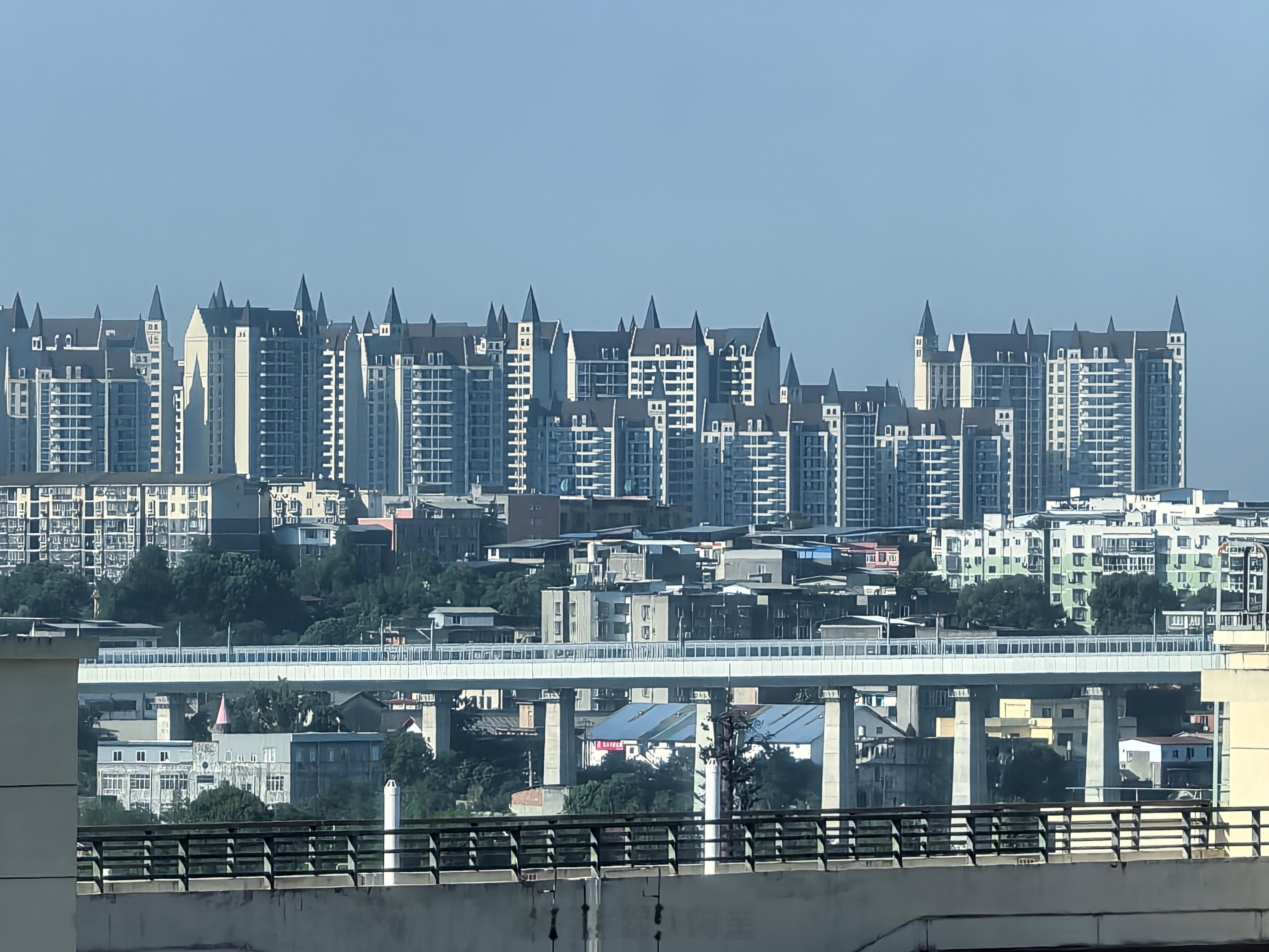视高的天际线，正在被S5高架重新定义。📸这张远景图里，有停滞待重启的乐高乐园，