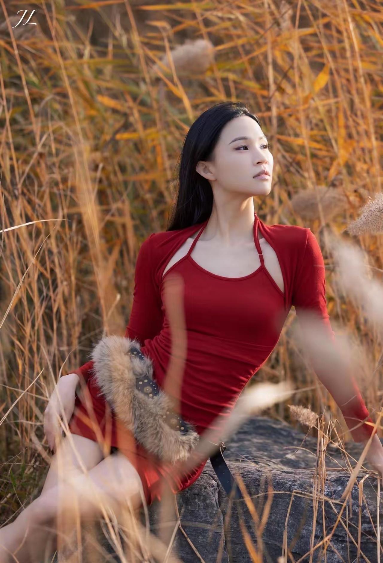 爱是锦上添花，不是雪中送炭。我足够完整，所以不惧分开。你来，我举杯相迎；你走，我