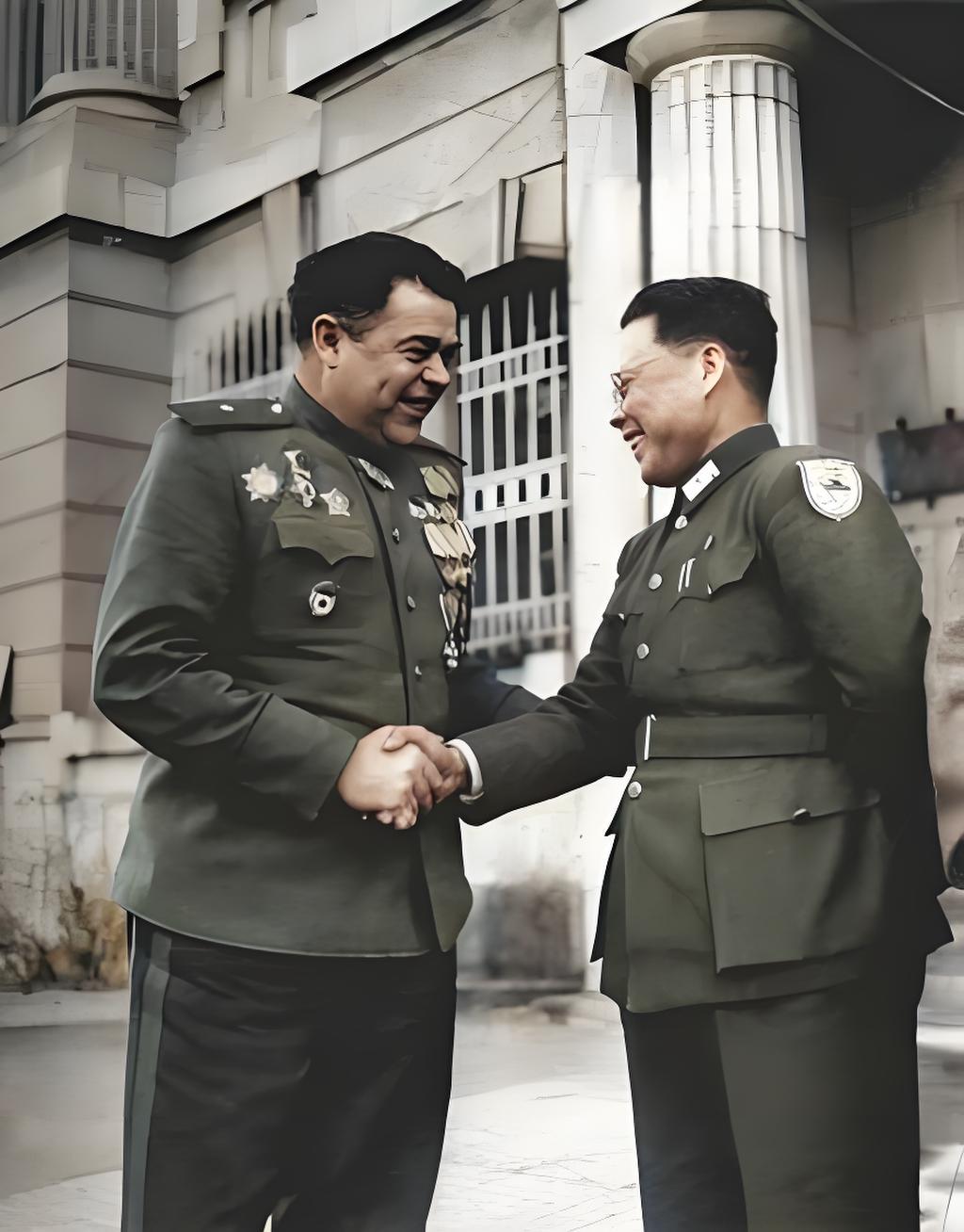 这张1946年3月在辽宁沈阳拍的照片，中华民国代表彭壁生，跟苏联将军科夫通．斯坦