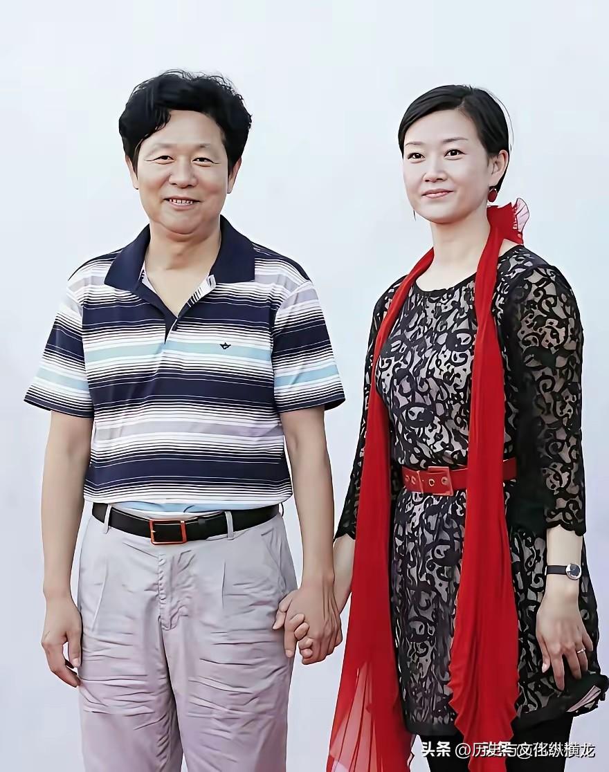 宋祖英太普通了。老公也普通。俩人牵手幸福到老