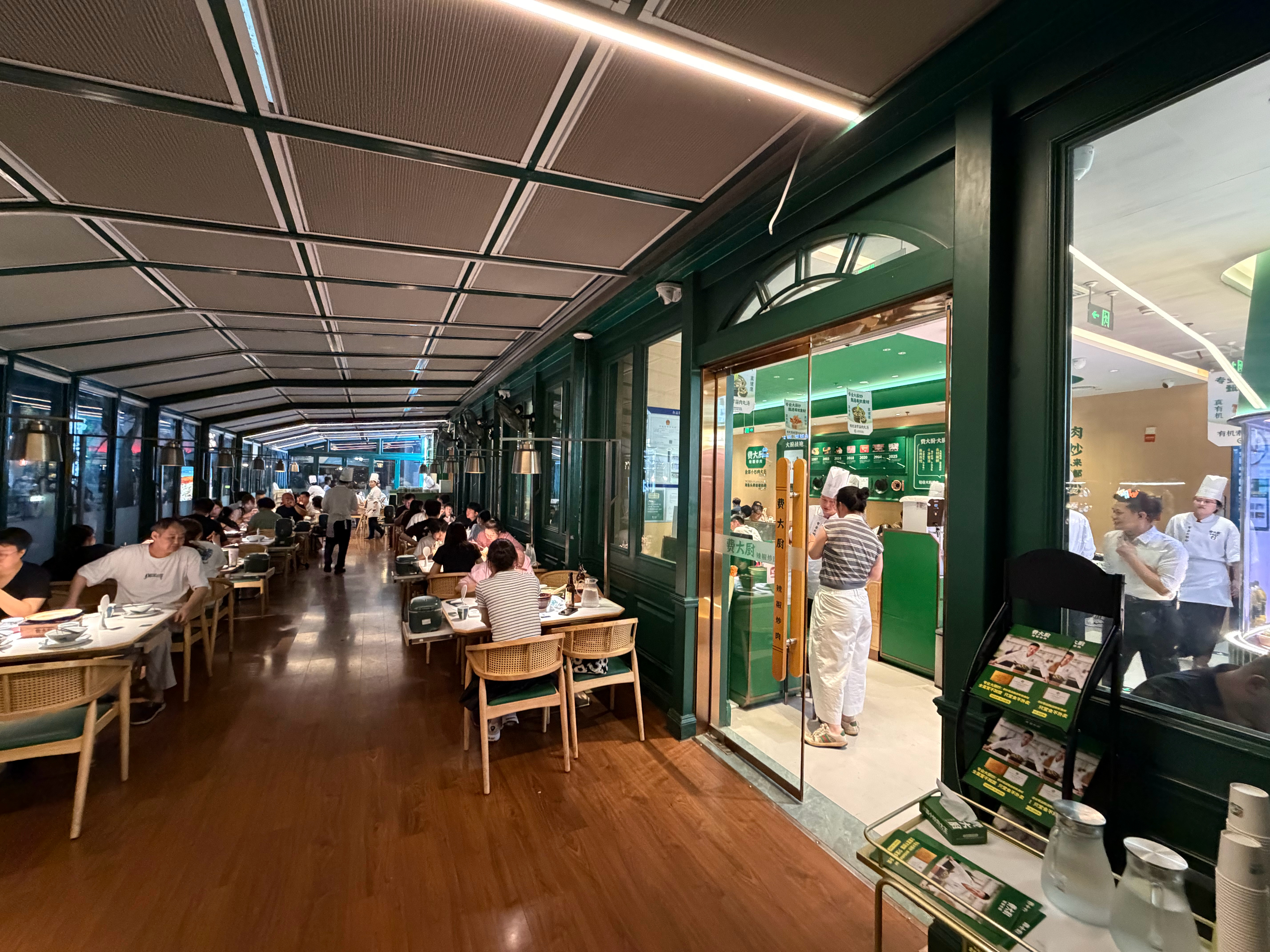 替顺义烧烤店准店主考察了一下后沙峪祥云小镇餐饮业，一片欣欣向荣，不仅爆满，还得排