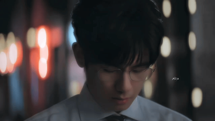 胡先煦眼眶泛红这一下胡先煦完成了一次近乎完美的角色塑造。职场中严谨克制，得到父亲