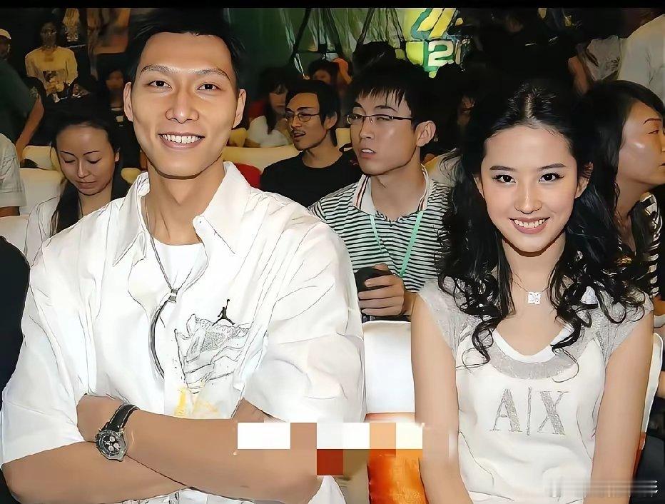 当年，易建联与刘亦菲在活动上的留影，据传当时易建联为了追求刘亦菲在慈善拍卖会上拍