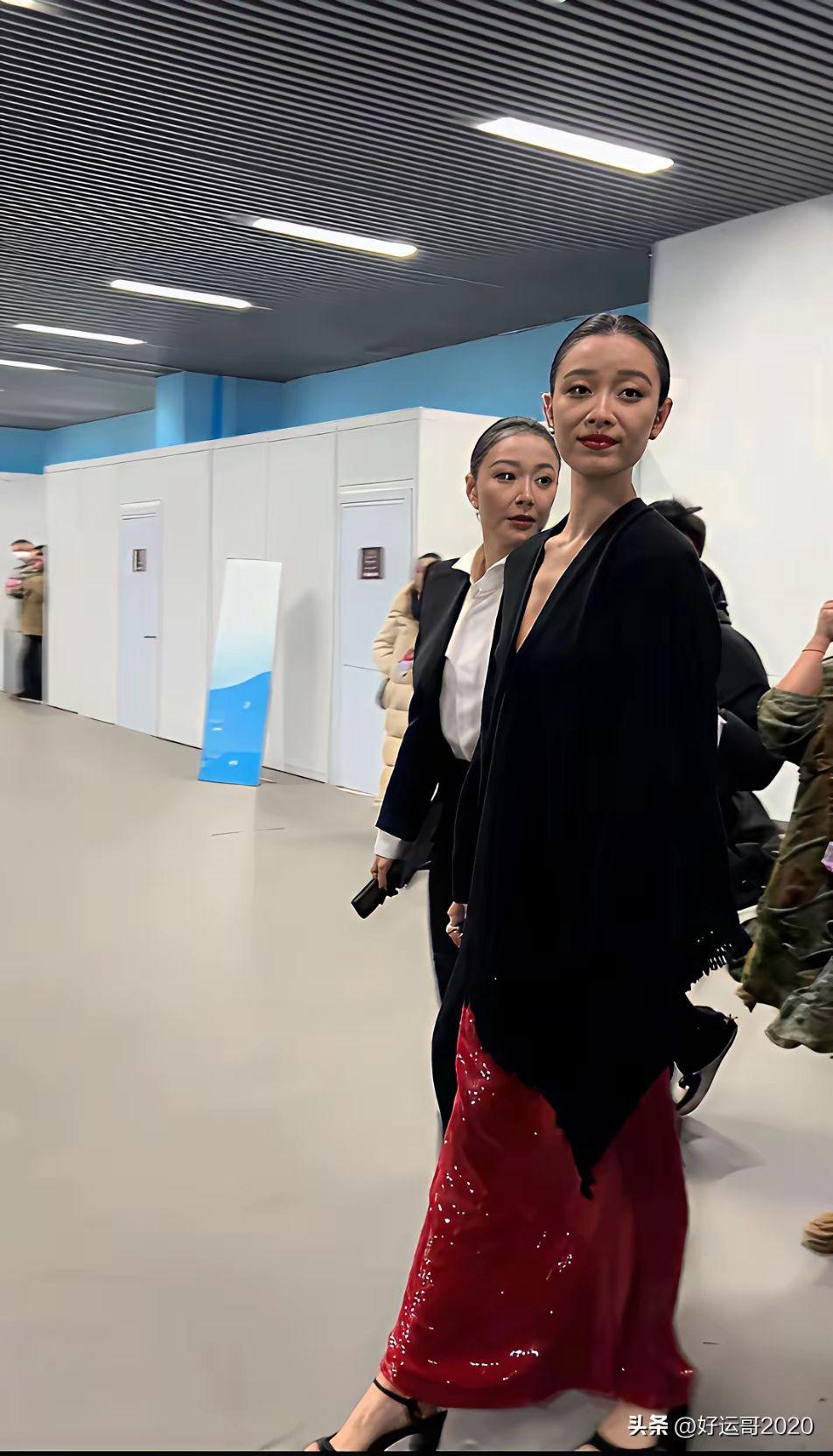 倪妮为了和高叶同框，特意穿了双恨天高。
硬是把2公分的自然身高差，撑到了15公分