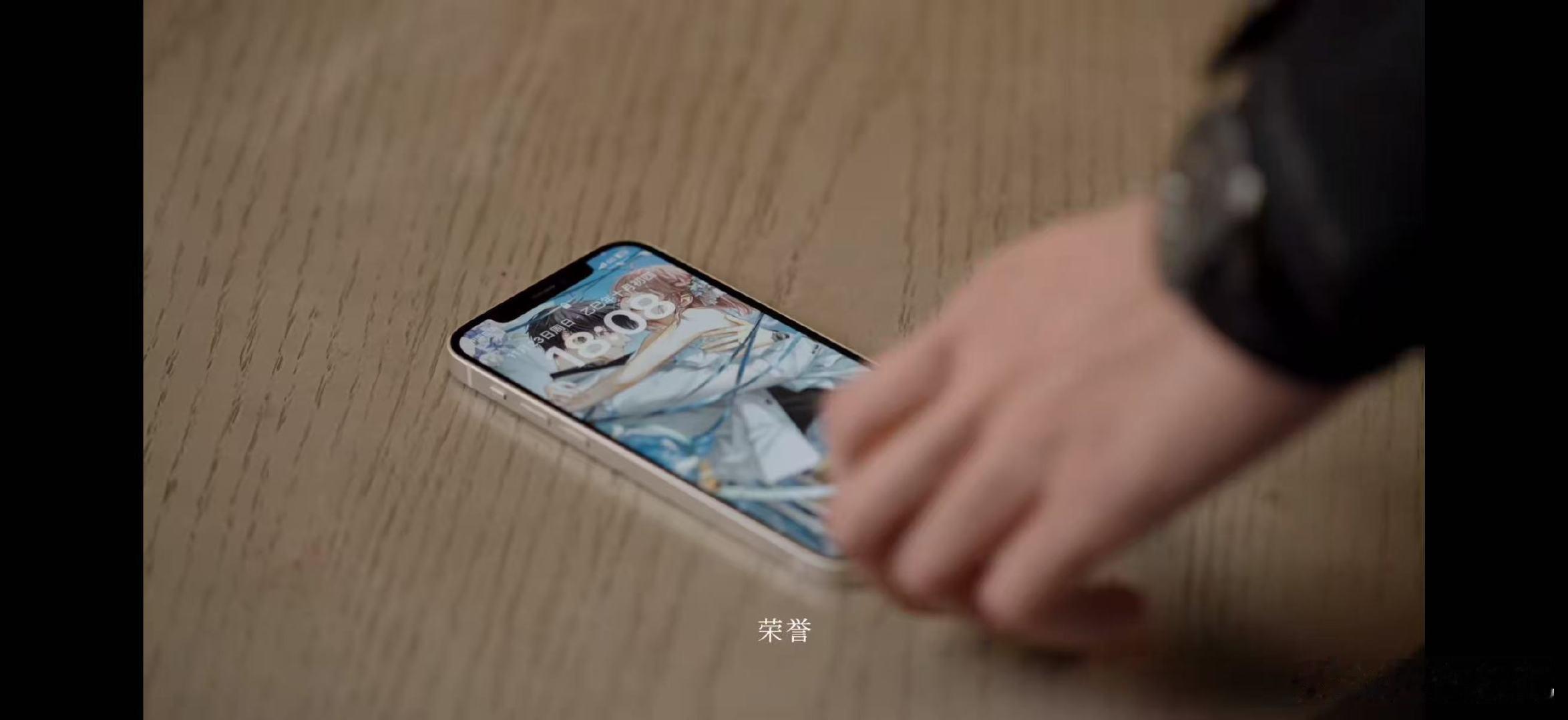 那英在点评中尽显直爽，夸魏忠杰许嘉芸时满心欢喜，说到李健直接乐开花，这藏不住的偏