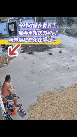 浙江一对夫妻闹矛盾冷战，妻子负气拎包出门，却踩到黄豆狠狠摔倒。本以为丈夫会冷眼旁