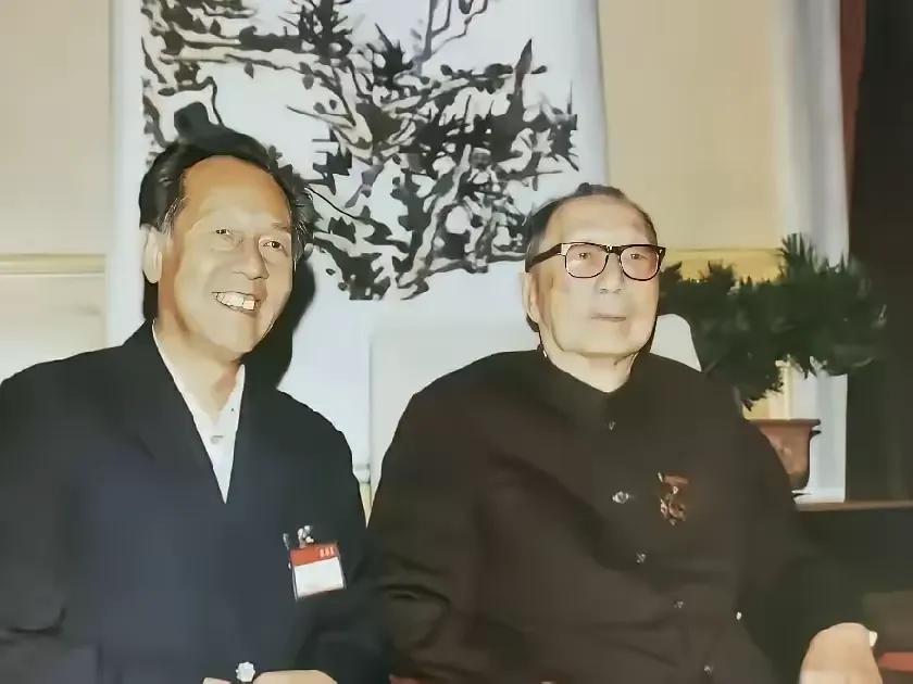 1986 年，黄旭华院士探望聂荣臻元帅。彼时，聂帅虽已步入暮年，但精神矍铄，目光